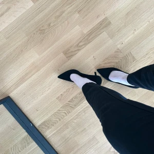 Svarta klackar - Jättefina svarta klackar i likande mocka material. Otroligt fina. Anledningen till att de säljs är pågrund av att de är i för stor storlek. Kan användas vardagligen och till fest. Använda 1 gång. 