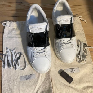 Valentino Opens - Säljer ett par feta Valentino Open i en av de snyggaste färgerna, svart glans. De är eleganta men är dessvärre creasade på flera ställen och små färgfel på vissa ställen också men de är fortfarande fina och jag kan garantera äkthet🙂