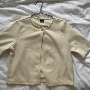 Beige kavaj med knapp - Kofta från Gina tricot, aldrig använd utan bara testad!
