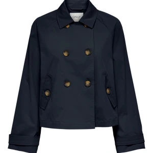 Mörkblå kavajjacka från ONLY - Säljer en oanvänd, ny, mörkblå kort trenchcoat från ONLY med dubbelknäppning. Jackan har klassisk krage, lång ärm och två snedställda fickor framtill. Storlek M men mer som S. Nypris 599,95. https://www.only.com/sv-se/product/15274982_2079/vaandbar-jacka