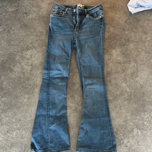 Blå bootcut jeans från lager 157 - Säljer ett par klassiska blå bootcut jeans från lager157 med fem fickor och dragkedja. Jeansen har en snygg utsvängd passform och normal midja. Perfekta för dig som gillar retrostil och vill ha ett par bekväma jeans till vardags. ‼️Pris kan diskuteras‼️😊