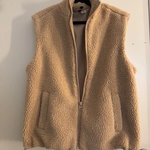 Teddyväst - En superfin teddy väst jag köpt här på plick som ej passade, därav jag säljer!