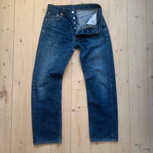 Levi's 501 jeans blå W30 L30 - Säljer ett par Levi’s 501 i bra skick, inte använda särskilt mycket. Storleken är 30/30. Vid fler frågor eller för fler bilder, så är det bara att skriva! 