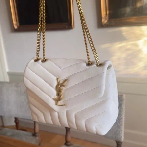 Vit axelväska Y S L - Säljer denna superfina väska. Nytt skick💓💓 liten defekt på axelbandet syns i sista bilden