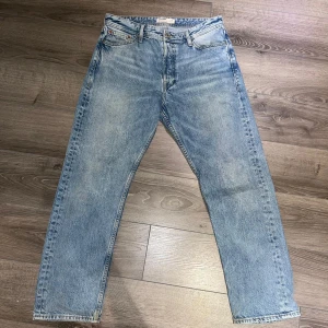 Blåa Jack & Jones Jeans - Snygga blå jeans från Jack & Jones i modellen Loose/Chris. Perfekta och i storlek W31 L30, skriv gärna vid intresse. 