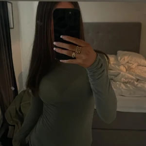 Ljusgrön intimissimi tröja - Säljer en tight grön långärmad kashmir tröja från intimmismi. I jättebra skick, och passar perfekt till sommaren!