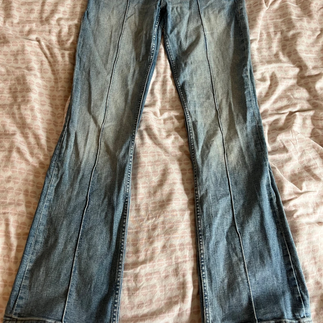 Blå bootcut jeans med pressveck - 2