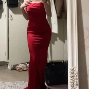 Balklänning 💞 - Säljer en jättefin röd balklänning som jag köpte 2024 till min egen bal, men valde att använda mitt andra alternativ istället. Den är bara använd 1 gång av förra ägaren som jag köpte av på plick. Klänningen har ett litet släp och öppen rygg, upptill är den inte axelsbandlös men har extra tyg vid bysten. Kan absolut skicka fler bilder vid önskan ❤️ 