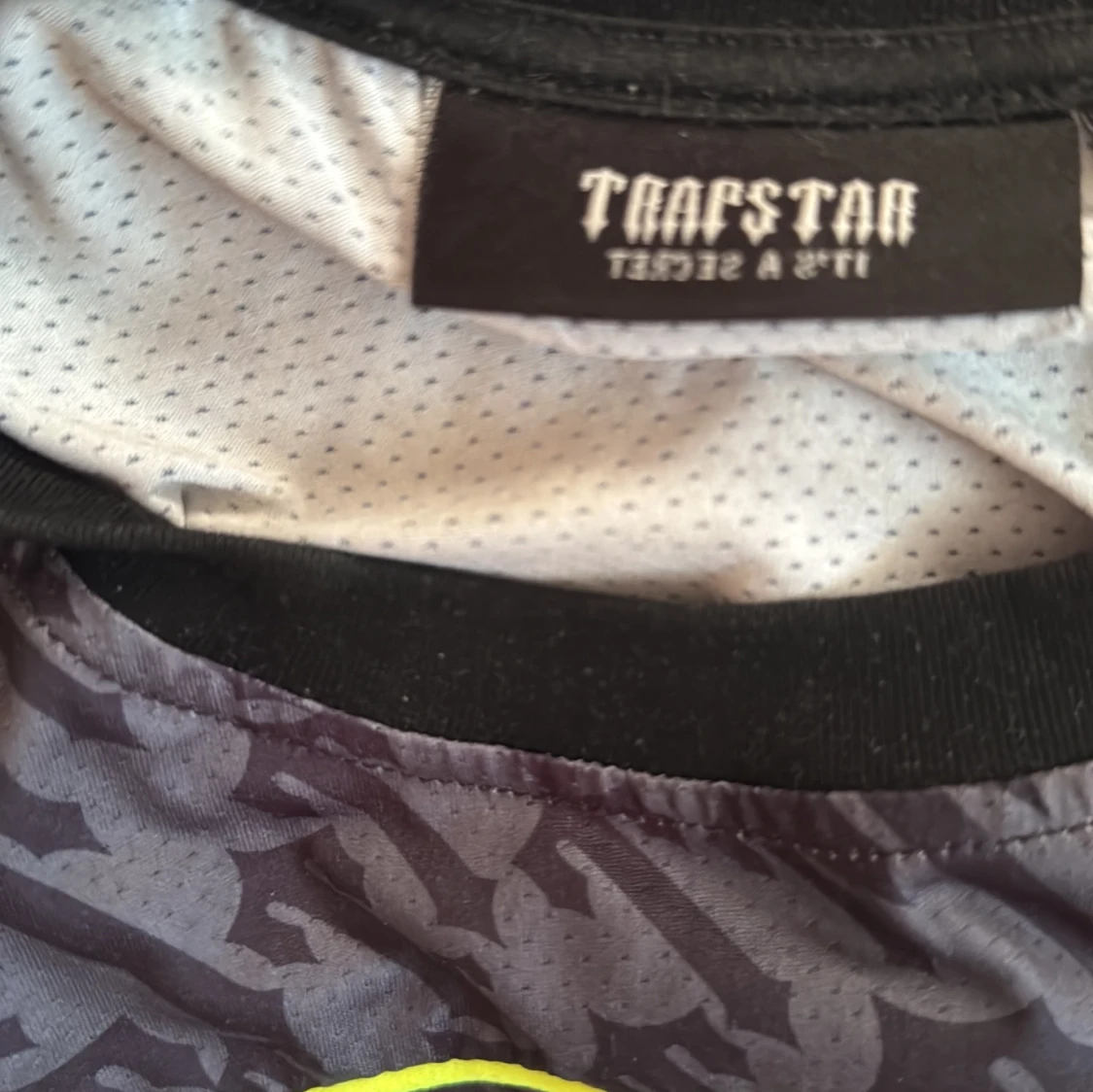 Trapstar svart fotbollströja med mönster och gula detaljer - 2