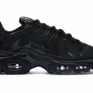 Svarta Nike Air Max Plus sneakers - Säljer ett par helsvarta Nike Air Max Plus sneakers med synliga luftkuddar i sulan och vågformade detaljer på ovandelen. Skorna har snörning och en sportig design i syntet och mesh. Perfekta för dig som gillar streetwear och komfort.