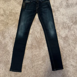 Mörkblå Replay Hyperflex jeans - Säljer ett par mörkblå Replay Hyperflex jeans med skinny fit. .
