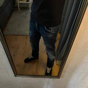 Säljer ett par jeans från Dsquared2 med  slitningar pga de inte andvänds längre. De är i storlek 46 som typ motsvarar W30 L30 eller W29 L30. De är i bra skick och har en sjukt fin passform längs benen. Hör bara av er till mig vid frågor!🙏