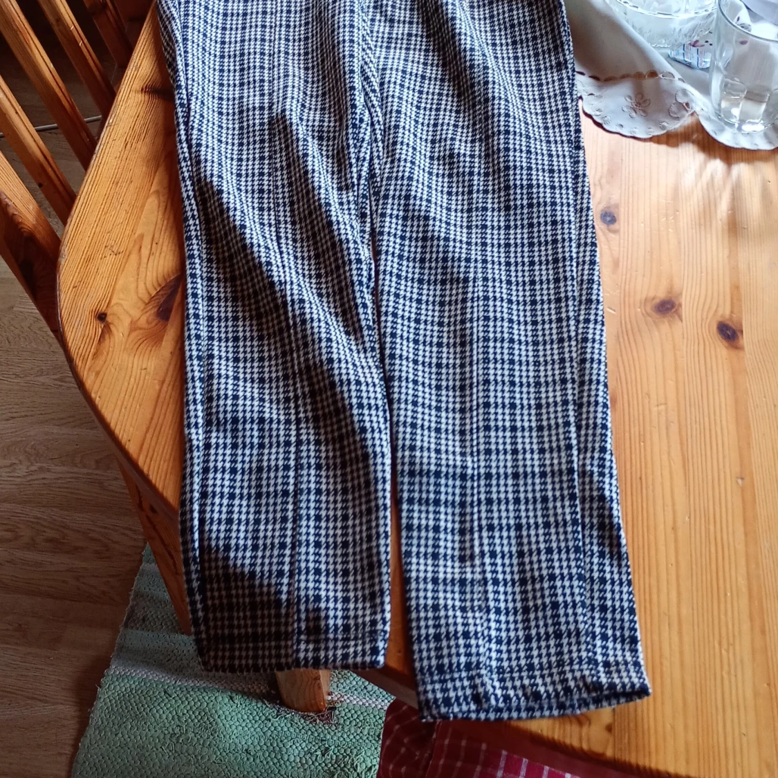 Rutmönstrade byxor i svart och vitt brunt stl  L - 1