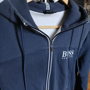 Hugo Boss Zip up kofta - Hugo Boss kofta som inte passar längre, Bra skick inga konstigheter, Modellen tillverkas inte längre, Storlek M men Passar mer S, Nypris 2000kr mitt pris 700kr