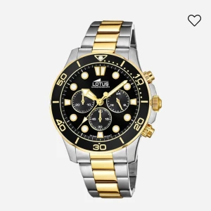 Lotus kronografklocka i silver och guld - Snygg Lotus kronografklocka med en kombination av silver och guld på armbandet. Urtavlan är svart med guldiga detaljer och flera sub-dials. Perfekt för den som vill ha en stilren och funktionell accessoar.