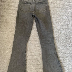 Gina young jeans - Säljer dessa snygga bootcut jeans från Gina Tricot då de är för små på mig. Använda en del men är inte slitna någonstans förutom längst ner på jeansen. Storlek 164 men som en XS.