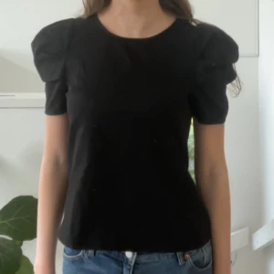Svart och vit blus med puffärmar - Två supersöta toppar med puffärmar. Säljer båda tillsammans för 50 kr men man kan köpa bara en om man vill. De är ifrån shein men tycker tyget känns bra och det nopprar inte. 