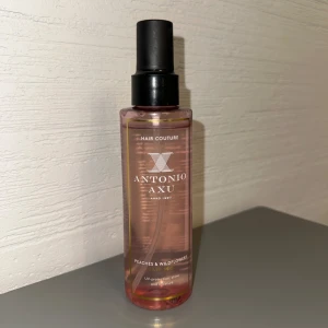Antonio Axu Peaches & Wildflowers Hair Mist - Fräsch och blommig hårmist från Antonio Axu med doft av persikor och vildblommor. Flaskan är genomskinlig med en rosa ton och har en svart spraypump. Perfekt för att ge håret en uppfriskande doft och glans. Använd några gånger 150ml från början ungefär 140ml nu. Nypris 165kr mitt pris 65kr