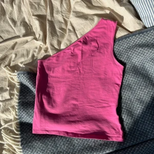 Rosa assymetrisk topp - Rosa assymetrisk topp från weekday! Fint skick! Passar XS/ S