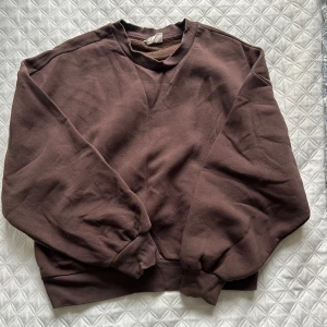 Brun sweatshirt - Säljer en brun sweatshirt med rund hals och långa ärmar. Tröjan har ribbade muddar vid ärmslut och nederkant. Perfekt för en avslappnad stil.
