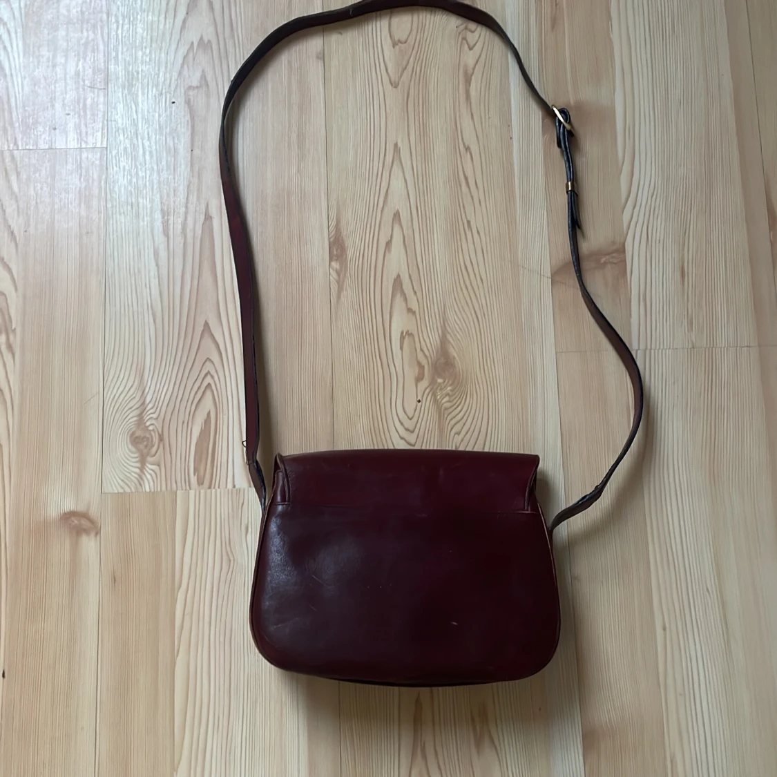 Vinröd axelväska från Etienne Aigner - 1