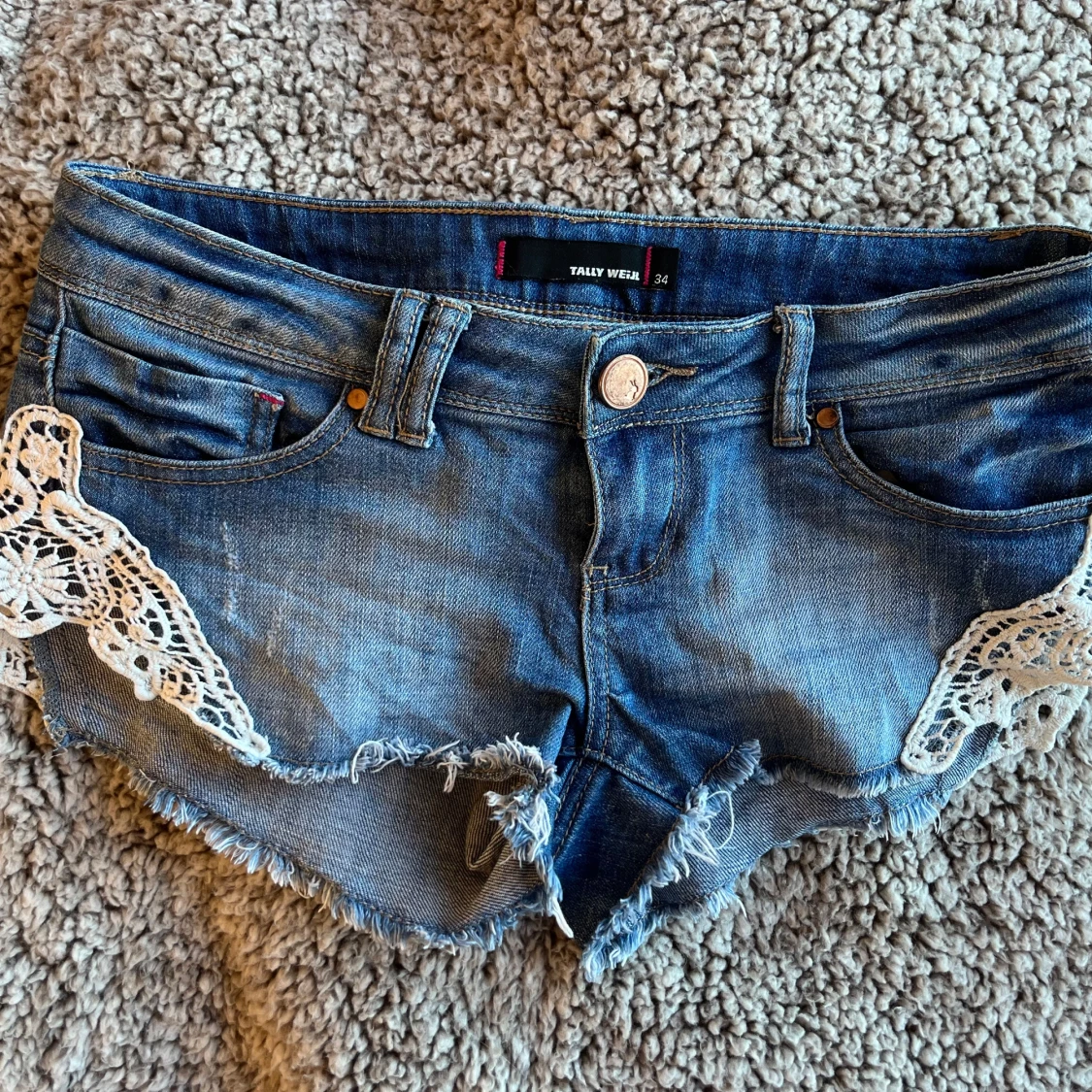 Blå jeansshorts med spetsdetaljer från Tally Weijl - 1