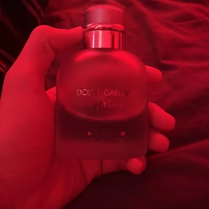 Dolce & Gabbana Light Blue Intense - Dolce & Gabbana Light Blue Intense EdT med frostad glasflaska och silverfärgad kork. Flaskan har en rundad form och stilren design, perfekt för dig som gillar fräscha och moderna dofter.