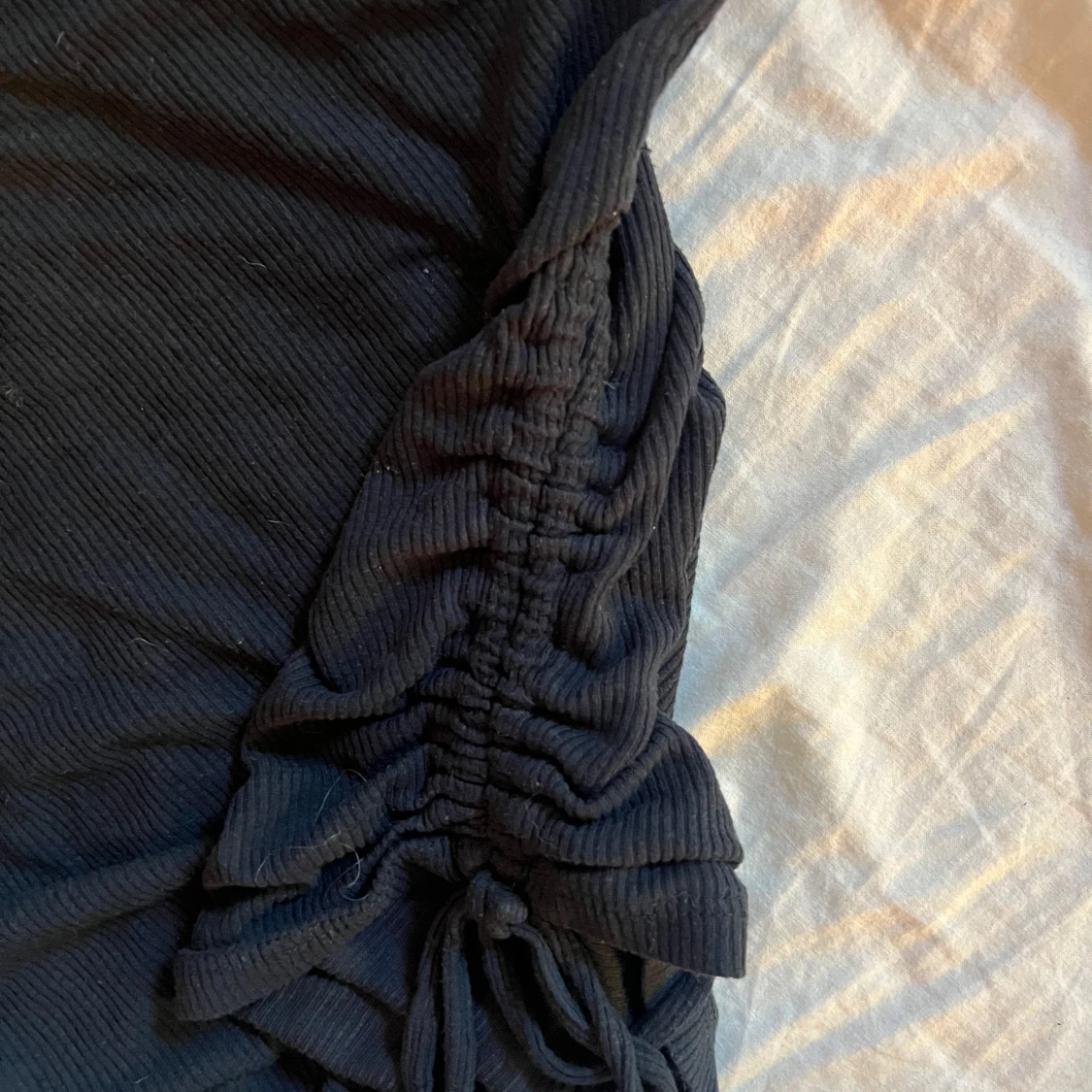 Svart ribbad topp med snörning - 1