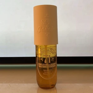 Sol de Janeiro Cheirosa 71 Perfume Mist - Sol de Janeiro Brazilian Crush Cheirosa 71 Perfume Mist med doft av karamelliserad vanilj och macadamia. Flaskan är genomskinlig och har ett stort, matt vitt lock med präglad logga. Perfekt för dig som älskar söta, gourmandiga dofter. Har inte använts💕90ml flaska, pris kan diskuteras❤️❤️Är alltså helt ny men har inte kommit till någon använding💞