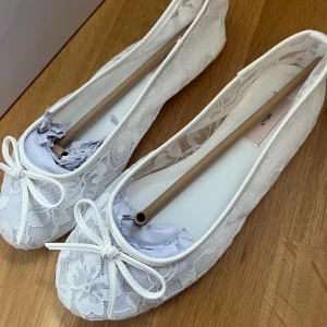 Vita spetsballerinaskor från Nelly - Superfina vita ballerinaskor från Nelly som aldrig är använda. 