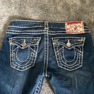 Double stitch True religion  - Midjemått rakt över 39cm, innebensmått 73cm. Bootcut