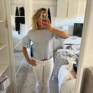 Blus - Blus med volangärm