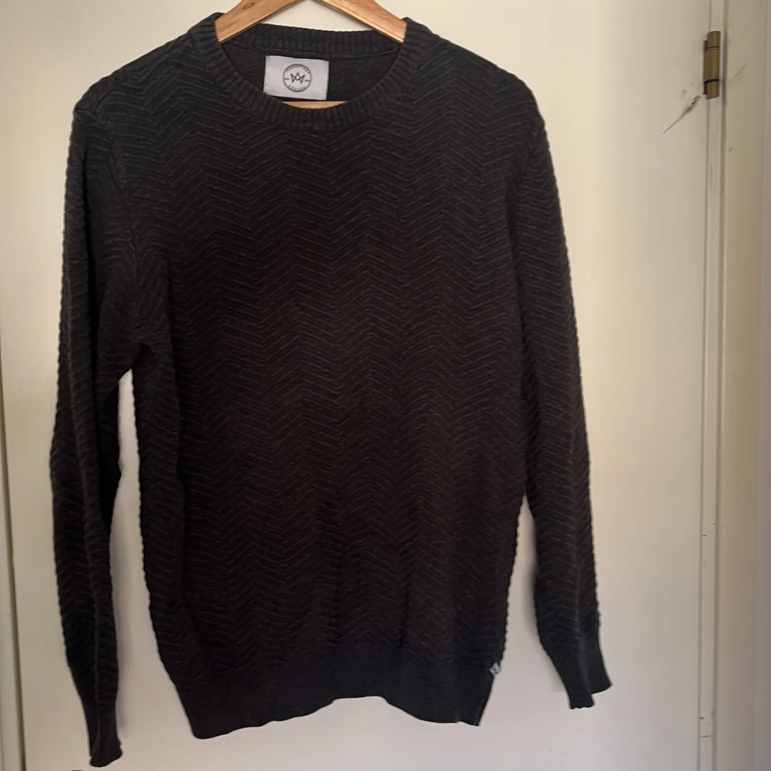 Mörkgrå stickad tröja från Kronstadt