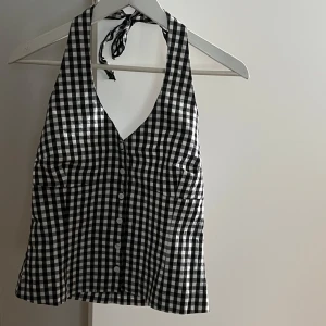 Halterneck topp - Trendig halterneck topp🖤storlek M men mer S!