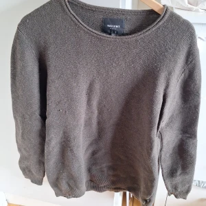 Grön stickad tröja från Vailent - En grön stickad tröja från Vailent i storlek L. Tröjan har rund halsringning och långa ärmar, perfekt för lager-på-lager. Enkel och stilren design som funkar till många olika outfits.