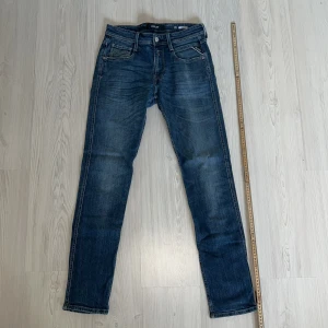 Replay Anbass Jeans  - Tja säljer nu ett par Replay Anbass Jeans i storlek W30 för endast 399kr! Pris är ej hugget i sten hör av er i dm vid funderingar 🙌