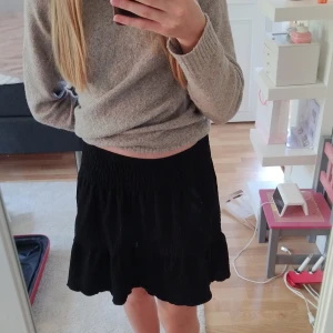Svart kjol från Gina Tricot  - Supersöt svart kortkjol från Gina Tricot i storlek XXS. Inte använd så många gånger, inga defekter, det är spegeln som har ett streck på sig i andra bilden. Säljer då den tyvärr inte kommer till användning 💕Vill du ha fler bilder eller mer detaljer, skriv. Pris kan diskuteras💕