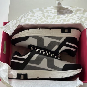 J.Lindeberg Vent 500 Golfskor - Säljer dessa splitternya golfskorna från J.Lindeberg som jag köpte från dormy. Skorna är inte ens testade och allt är kvar från köpet.