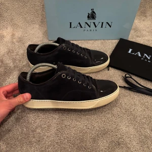 Lanvin Captoe  - Hej! Säljer nu dessa väldigt populära och eftertraktade lanvin skorna! Storlek UK 8 vilket motsvarar 42 i EU storlek!  Skick 9,5/10 (inprincip helt nya) Ny pris= 5000 kr Säljs för= 2999 kr