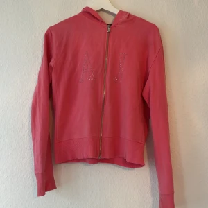 Sweatshirt med luva - Armani Jeans sweatshirt med luva och dragkedja i strl L. Jag som är S har använt den som en oversized tröja! 