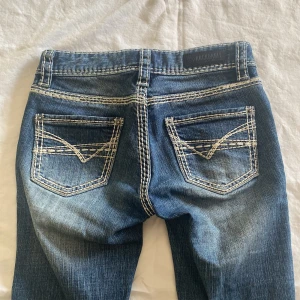 Rock & Roll blå bootcut jeans - Midja 33x 2 cm, gren 17,5 cm och inneben 69 cm. Märkta USA 10 fast det är måtten som räcknas om man köper! Köpta för 999 kr💙