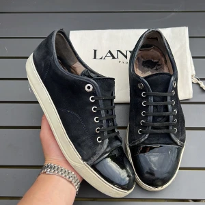 Lanvin - Säljer dessa sjukt snygga lanvins! Såklart äkta! Navy blå med glans! Uk9 vilket motsvarar 43-44! Skick 6/10. Använt skick. Dustbag ingår! Hör av dig vid frågor eller funderingar 🤩