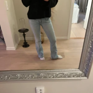 Ljusblå Levis 501 jeans bootcut - Säljer ett par ljusblå Levis 501 jeans som är sydda lågmidjat. Köptes förra sommaren och har använts sparsamt (nyskick). Osäker på nypriset, men tror det var run 1200 kr. Skriv om ni har frågor💞