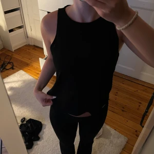 Svart linne  - Svart linne, bra skick 