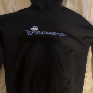 Volvo hoodie  - Volvo hoodie använd en gång 