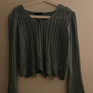 Mintgrön stickad tröja från Trendyol - Superfin mintgrön stickad tröja från Trendyol med långärmad design och snyggt hålmönster. Tröjan har vågig nederkant och v-ringning, perfekt för dig som gillar en chill men ändå stilren look. Har aldrig använt den. 