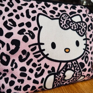 Söt stor necessär med Hello Kitty-motiv! - Söt stor necessär med dragkedja och Hello Kitty-motiv. Mått: 20 x 25 cm. Oanvänd. 