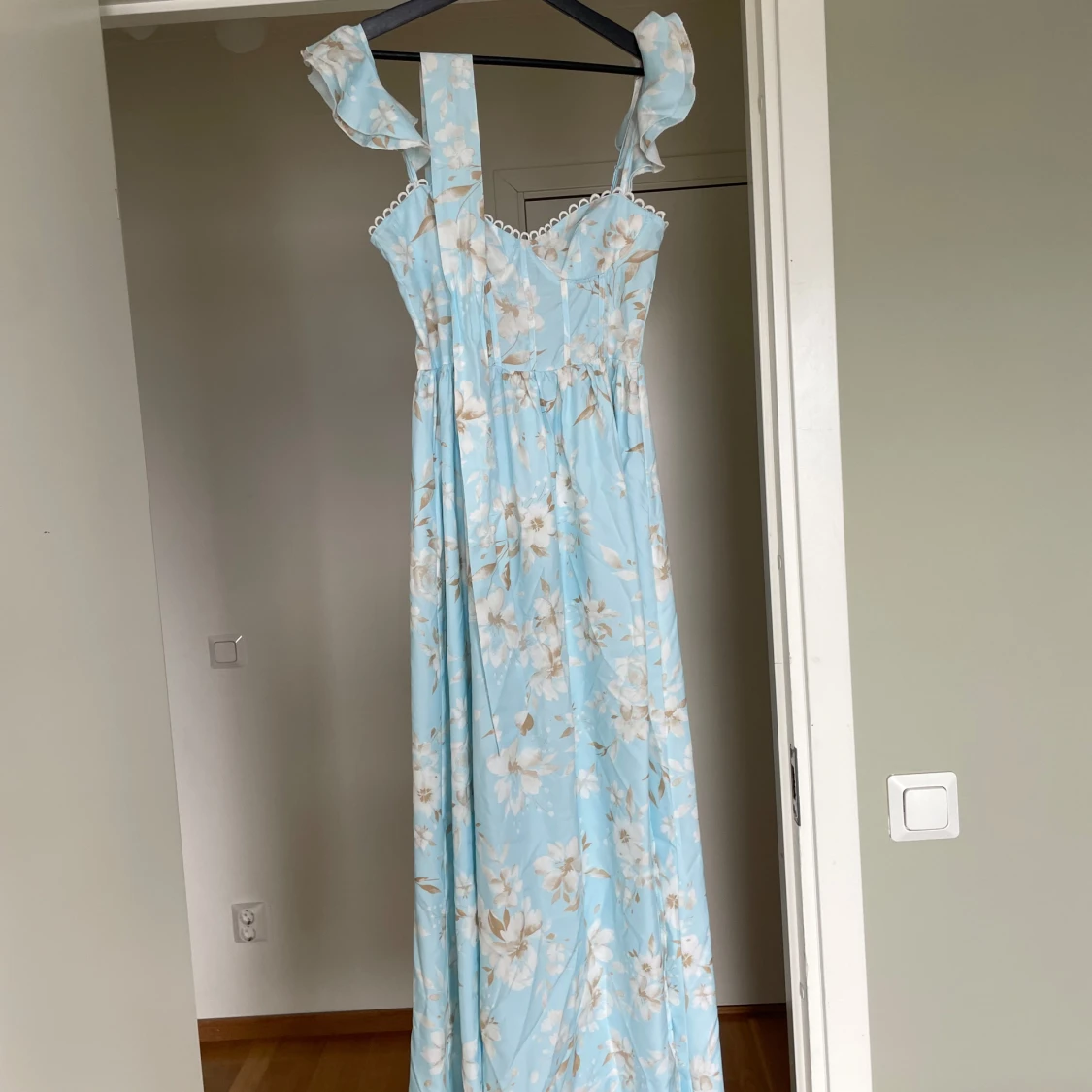 Ljusblå blommig långklänning med volang - 2