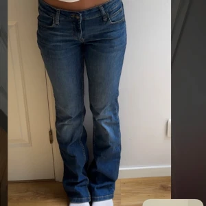Lågmidjade bootcut utsvängda lee jeans  - Snygga blå jeans från Lee med klassisk bootcut passform. Jessica jeans💓💓