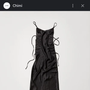 svart satinklänning CHIMI special edition - Supersnygg svart långklänning i satin med smala axelband och cool snörningsdetalj på sidorna. Klänningen är från CHIMI och kostade 410 USD. Säljs inte längre. 